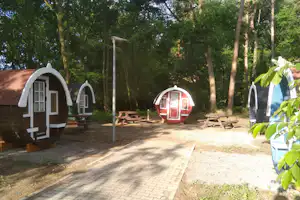 Camping Hümmlinger Land - Mobilheim-Fässer auf dem Campingplatz