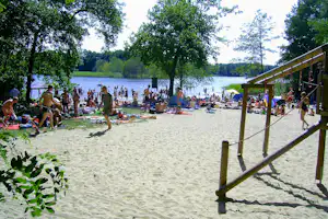 Campingplatz Icanos - Badegäste am Seddiner See an dem der Campingplatz liegt