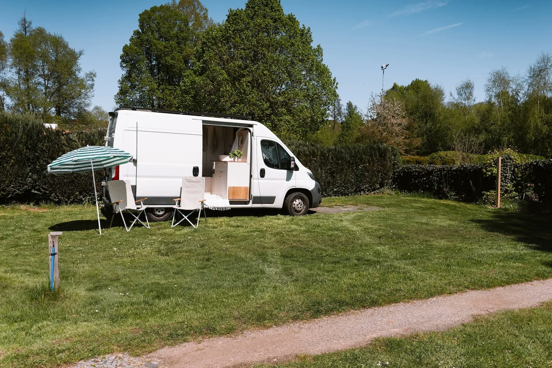 Campingplatz Ideal - Blick auf einen Standplatz im Grünen