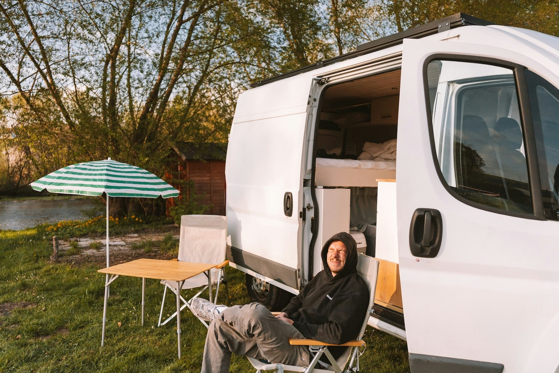 Campingplatz Ideal - Camper entspannt vor seinem Wohnmobil