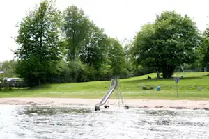 Campingplatz Idyll - Badestrand mit Rutsche am See vor dem Campingplatz