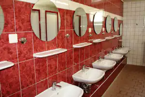 Campingplatz Idyll - Sanitärgebäude mit Waschbecken, Spiegel, Toiletten und Duschen