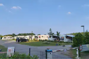 Campingplatz Blankes Glück - Blick auf Wohnwagenstellplätze auf grüner Wiese