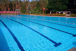 Campingplatz im Waldbad Dähre - 50-Meter-Schwimmbecken im Freien mit angrenzendem Sportplatz