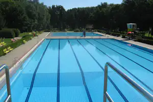 Campingplatz im Waldbad Dähre - Blick auf das Freibad