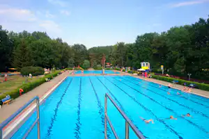 Campingplatz im Waldbad Dähre - Blick vom Drei-Meter-Sprungturm über das Freibad