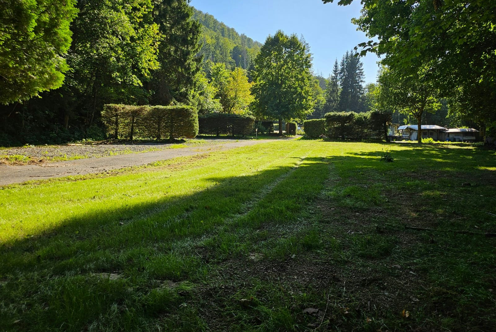 Campingplatz im Waldwinkel - Wohnmobil- und Wohnwagenstandplätze auf der Wiese