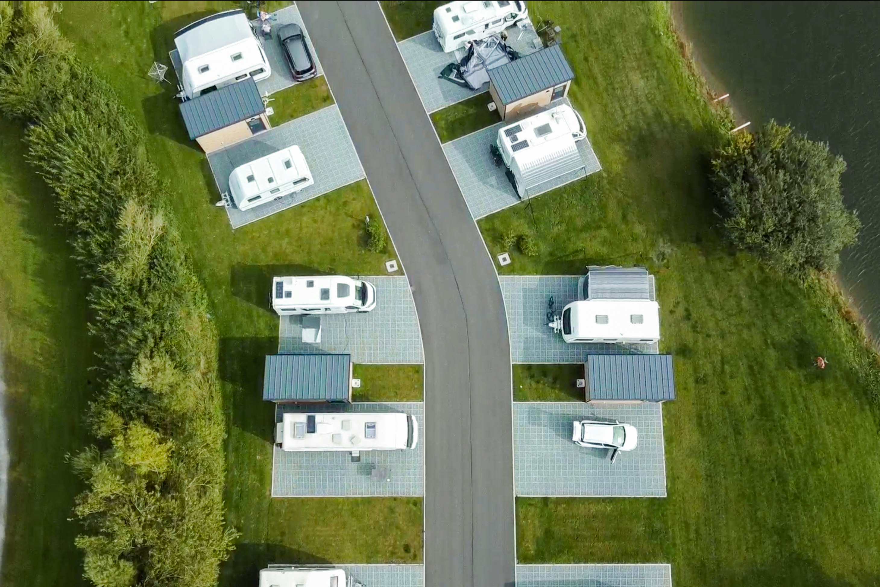 Camping und Ferienpark Friesensee - Blick auf die Standplätze aus der Vogelperspektive