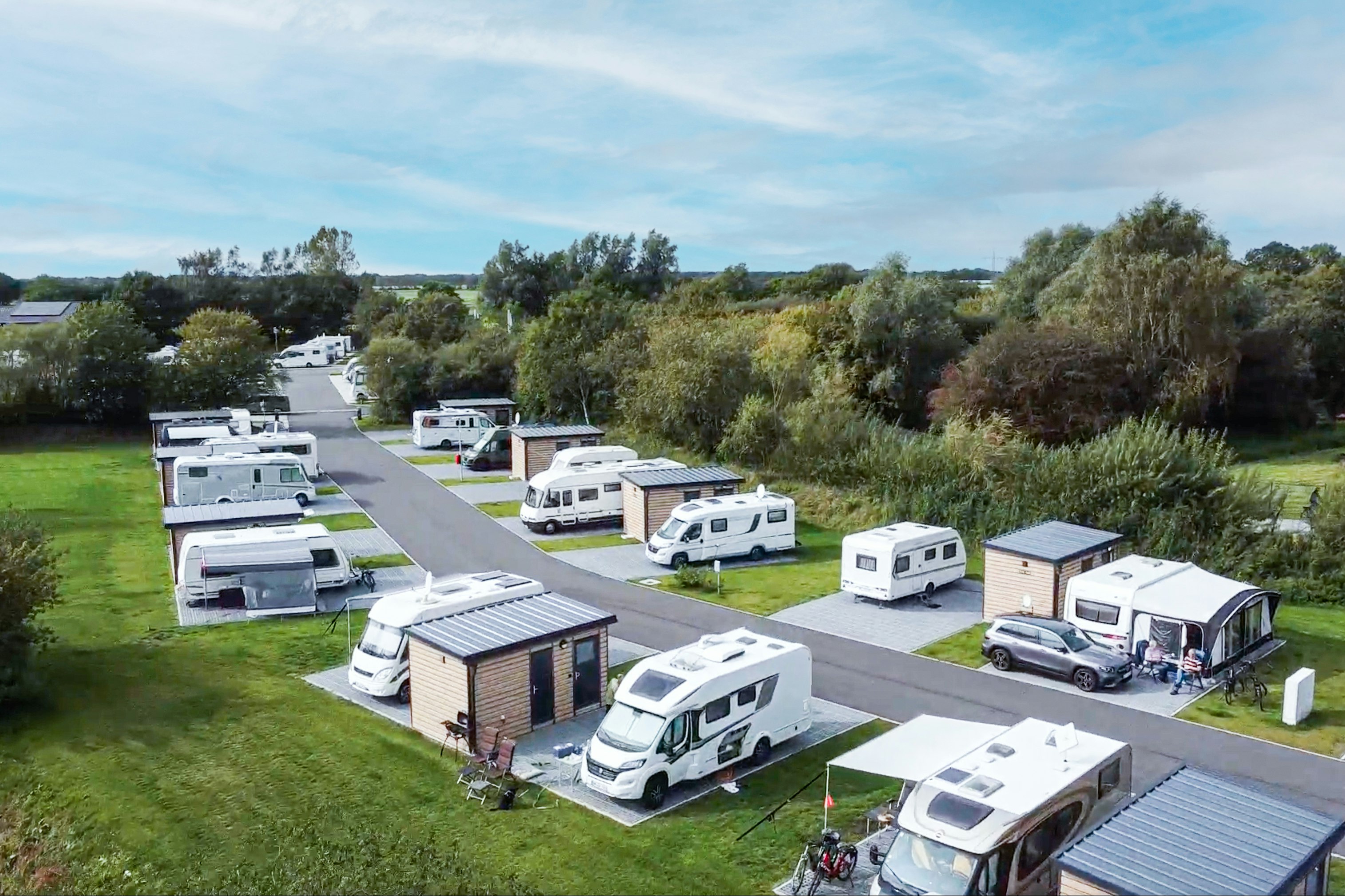 Camping und Ferienpark Friesensee - Luftaufnahme der Standplätze mit Privatbädern