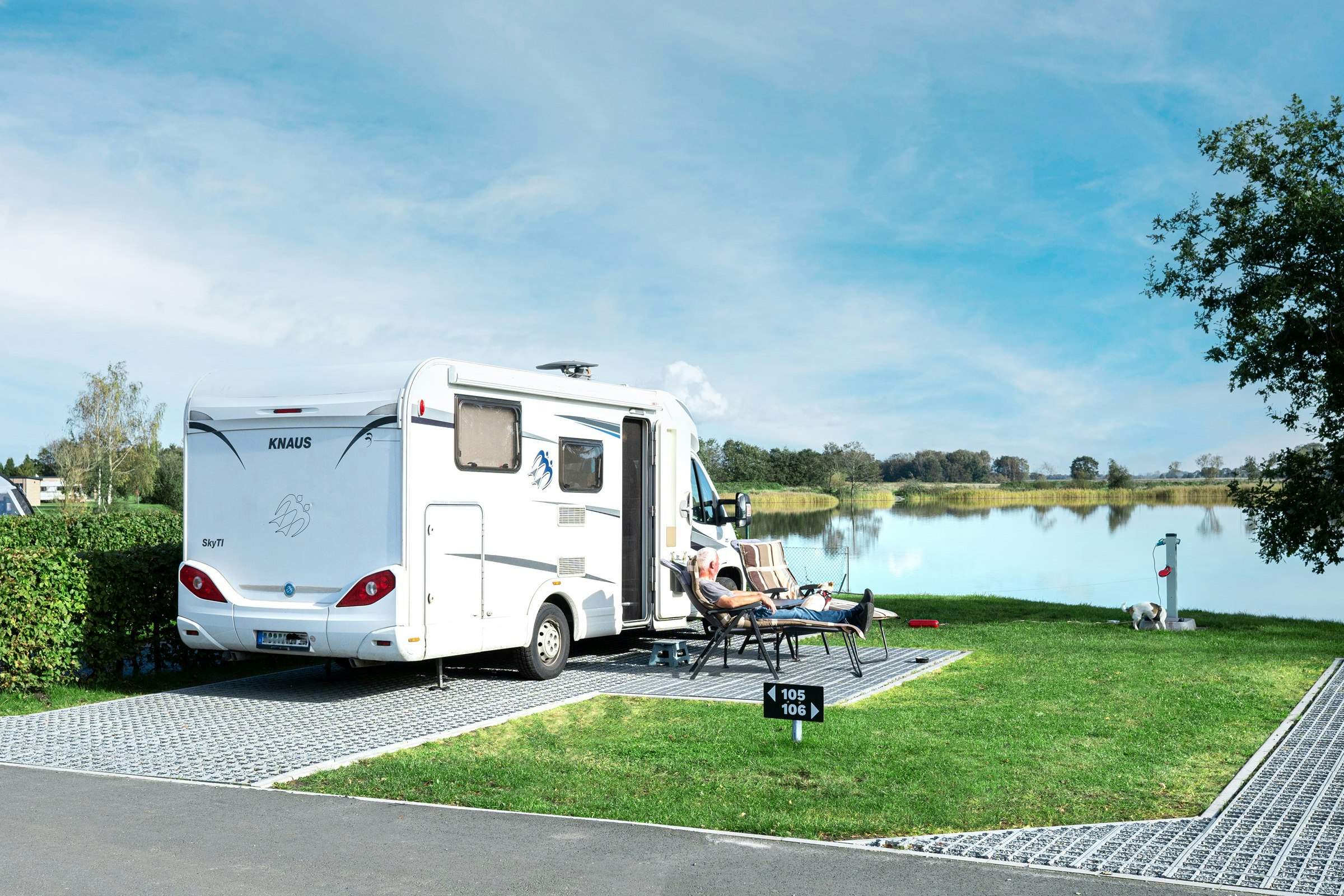 Camping und Ferienpark Friesensee - Standplatz mit Blick auf den See