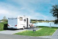 Camping und Ferienpark Friesensee - Standplatz mit Blick auf den See