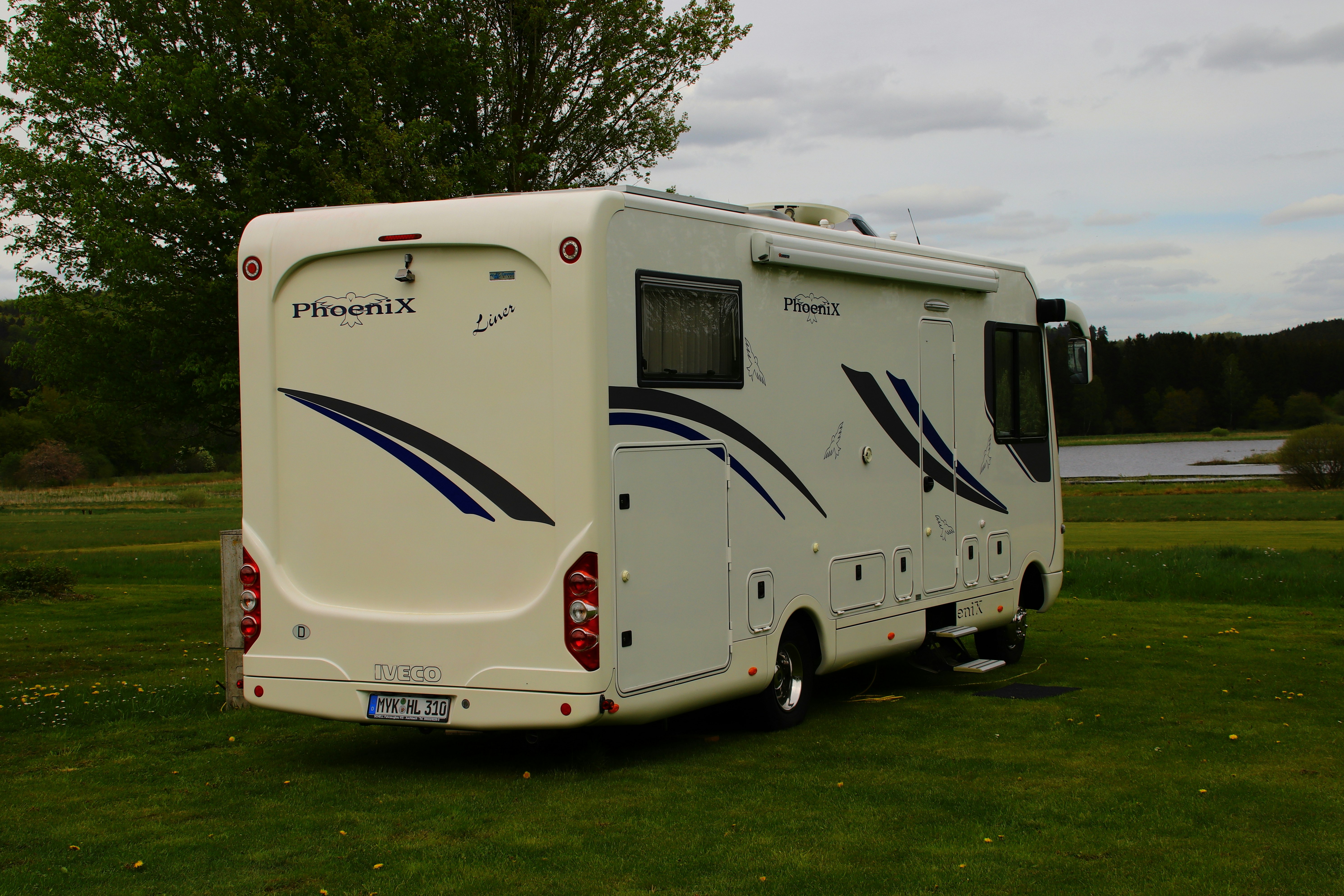Campingplatz Jungferweiher - Blick auf einen Wohnmobilstandplatz auf der Wiese