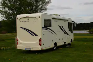 Campingplatz Jungferweiher - Blick auf einen Wohnmobilstandplatz auf der Wiese