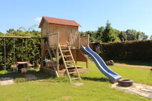 Campingplatz Jungferweiher - Kinderspielplatz mit Rutsche und Schaukel auf dem Campingplatz