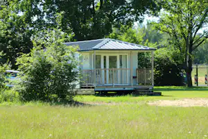 Campingplatz Jungferweiher - Mobilheim von Bäumen umringt auf dem Campingplatz