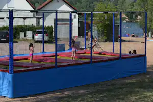 Campingplatz Kahl - Trampolin am Strand vom Campingplatz