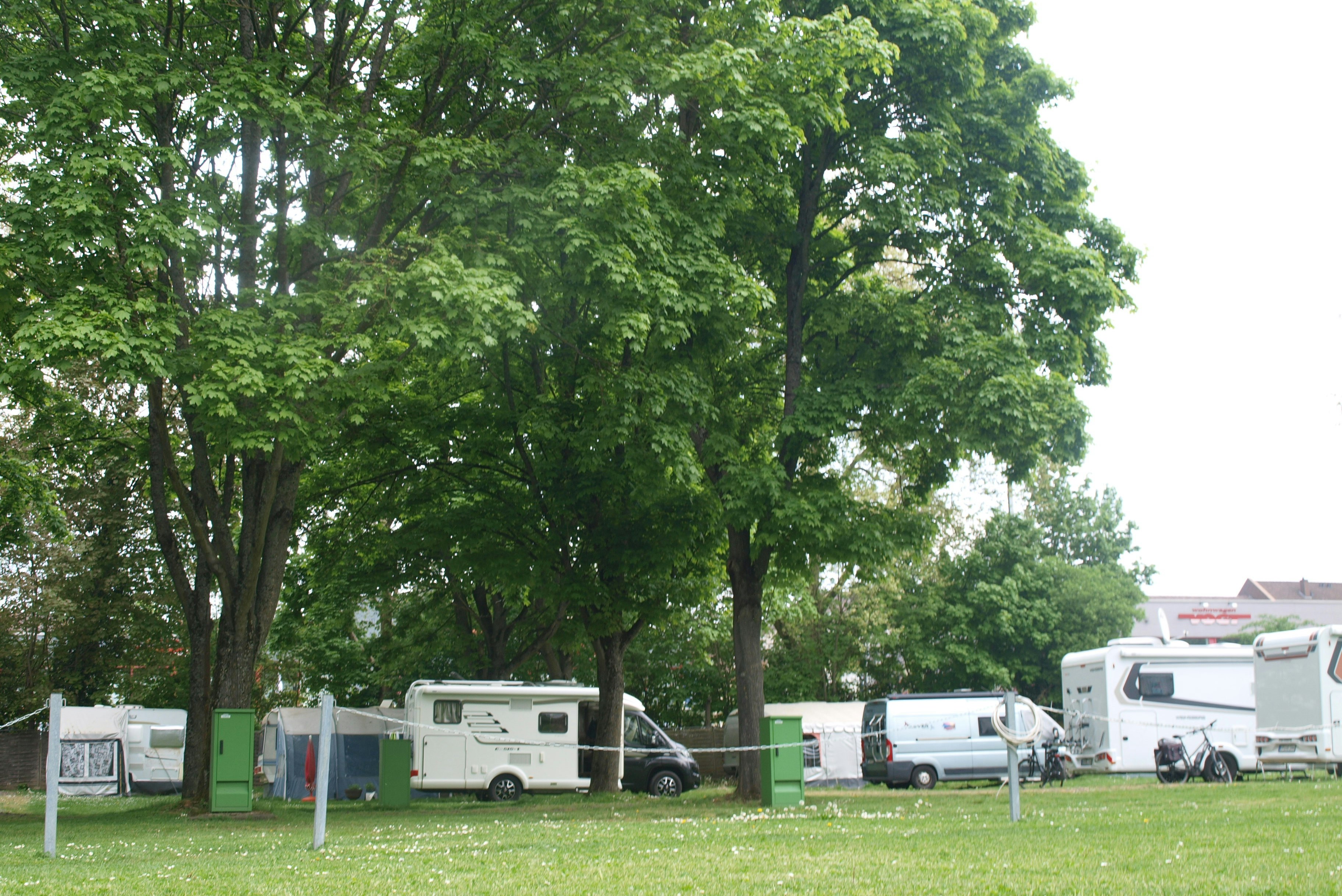 Campingplatz Kanu-Wanderer Saarbrücken - Standplätze auf der Wiese mit Volleyballfeld
