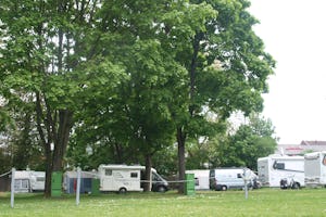 Campingplatz Kanu-Wanderer Saarbrücken - Standplätze auf der Wiese mit Volleyballfeld