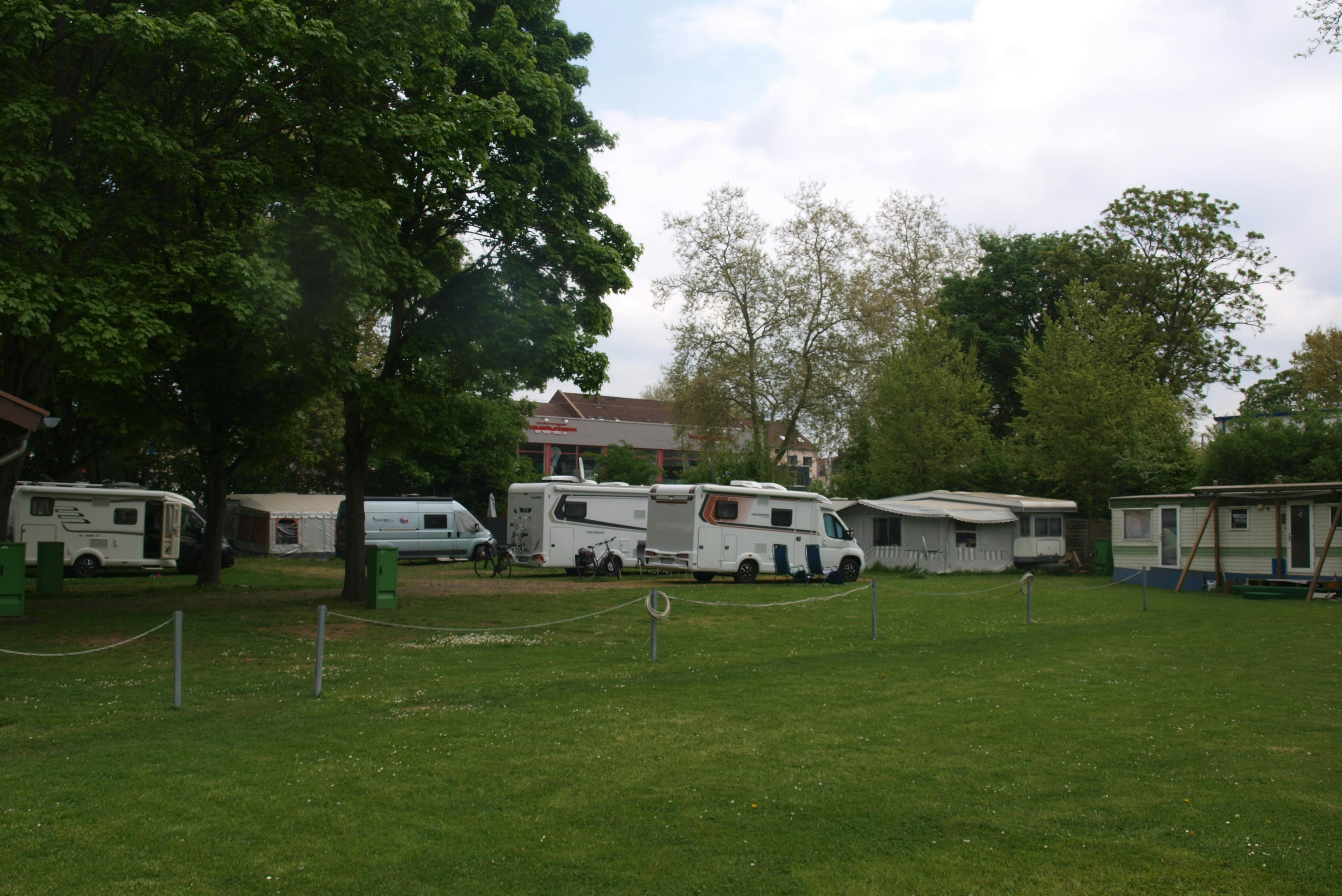 Campingplatz Kanu-Wanderer Saarbrücken - Standplatzwiese auf dem Campingplatz