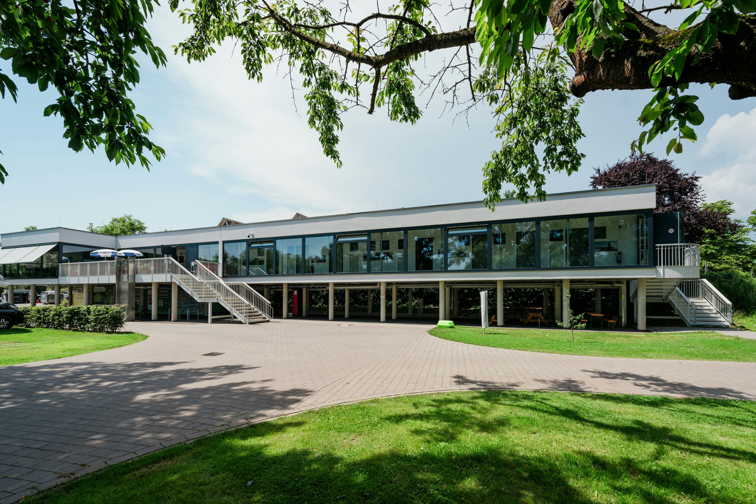 Campingplatz Kassel - Blick auf das Servicegebäude auf dem Campingplatz