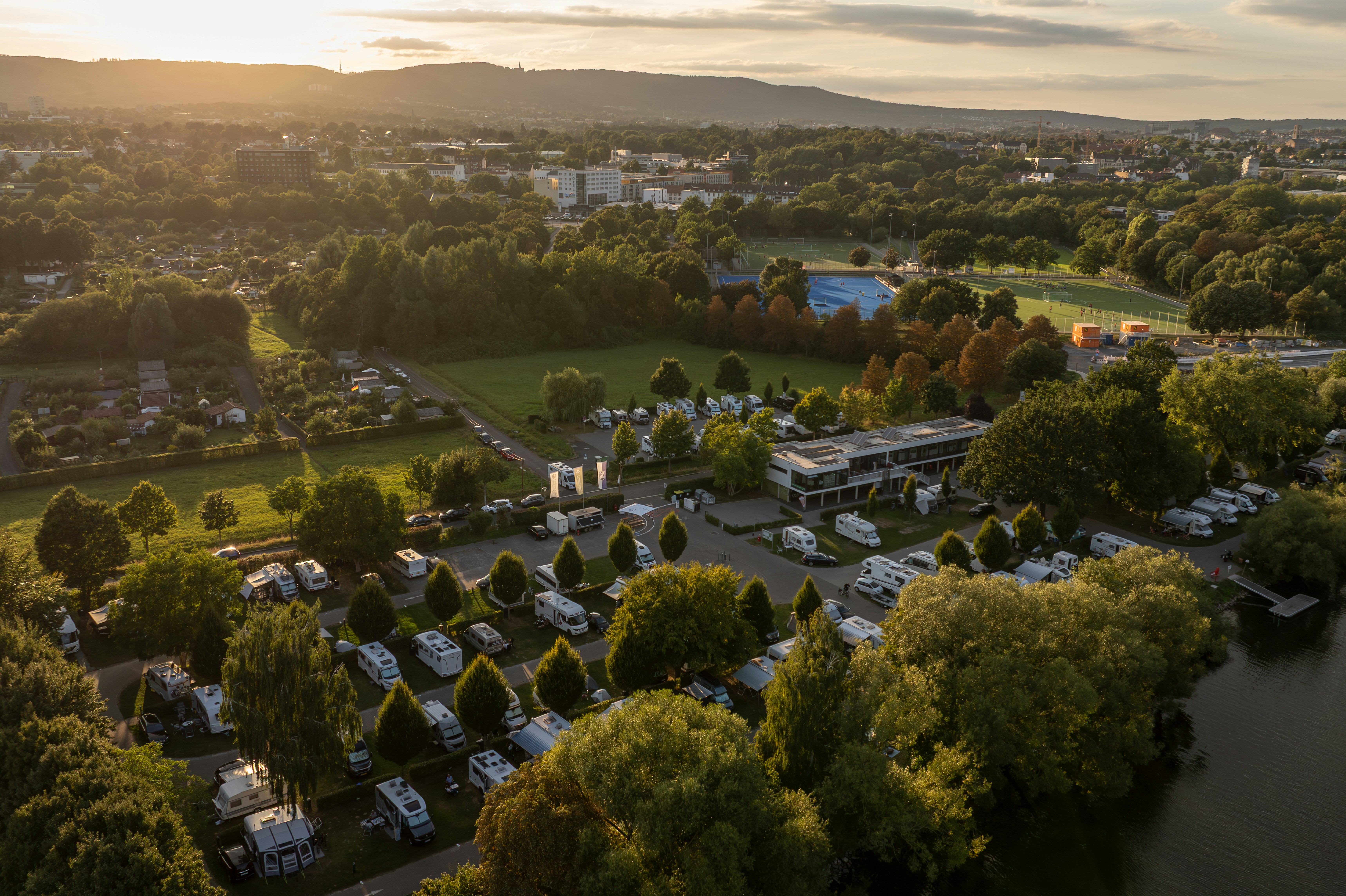 Kassel Camping- & Wohnmobilplatz  - Luftaufnahme des Campingplatzes