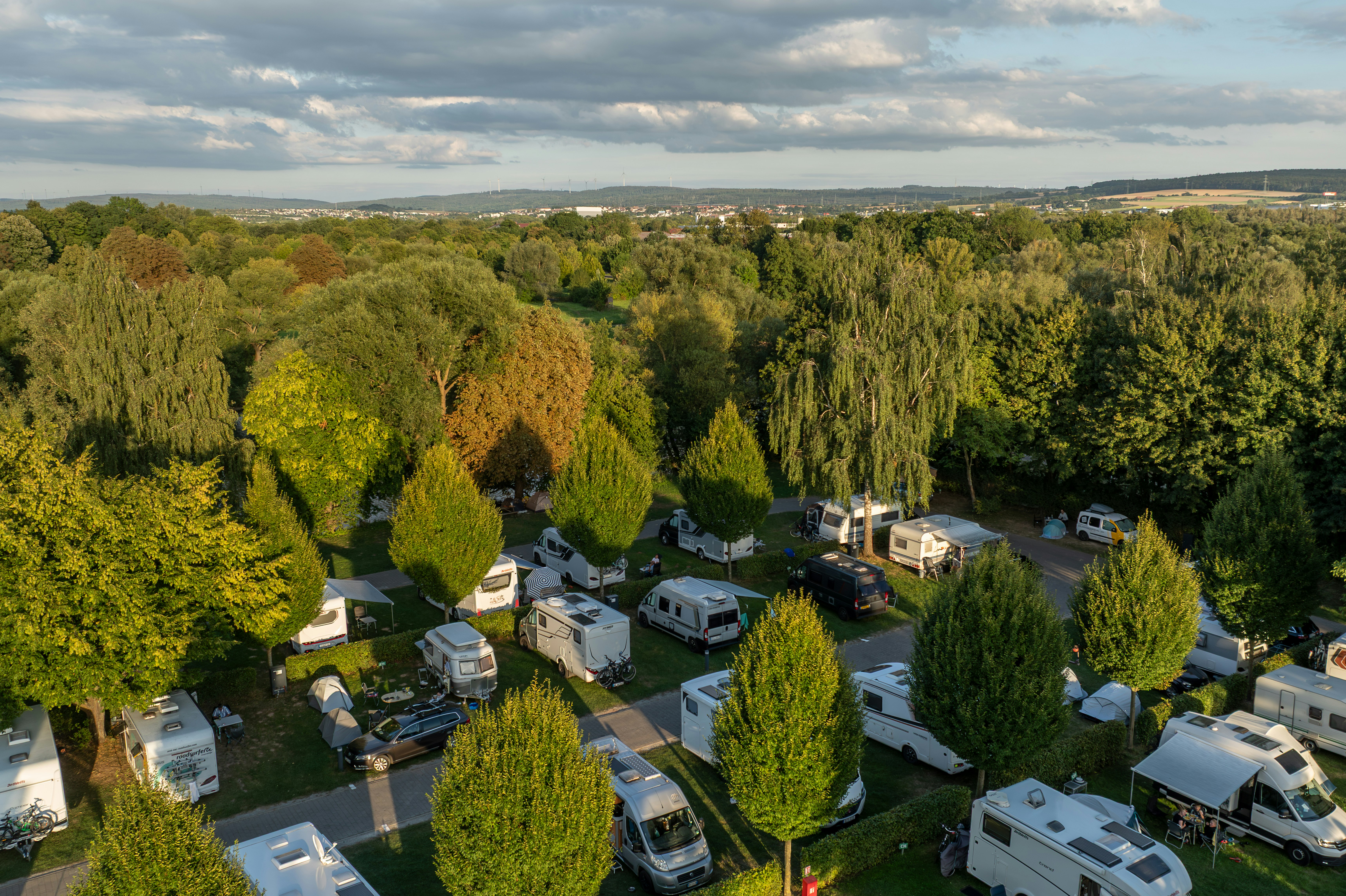 Kassel Camping- & Wohnmobilplatz - Standplätze zwischen den Bäumen auf dem Campingplatz