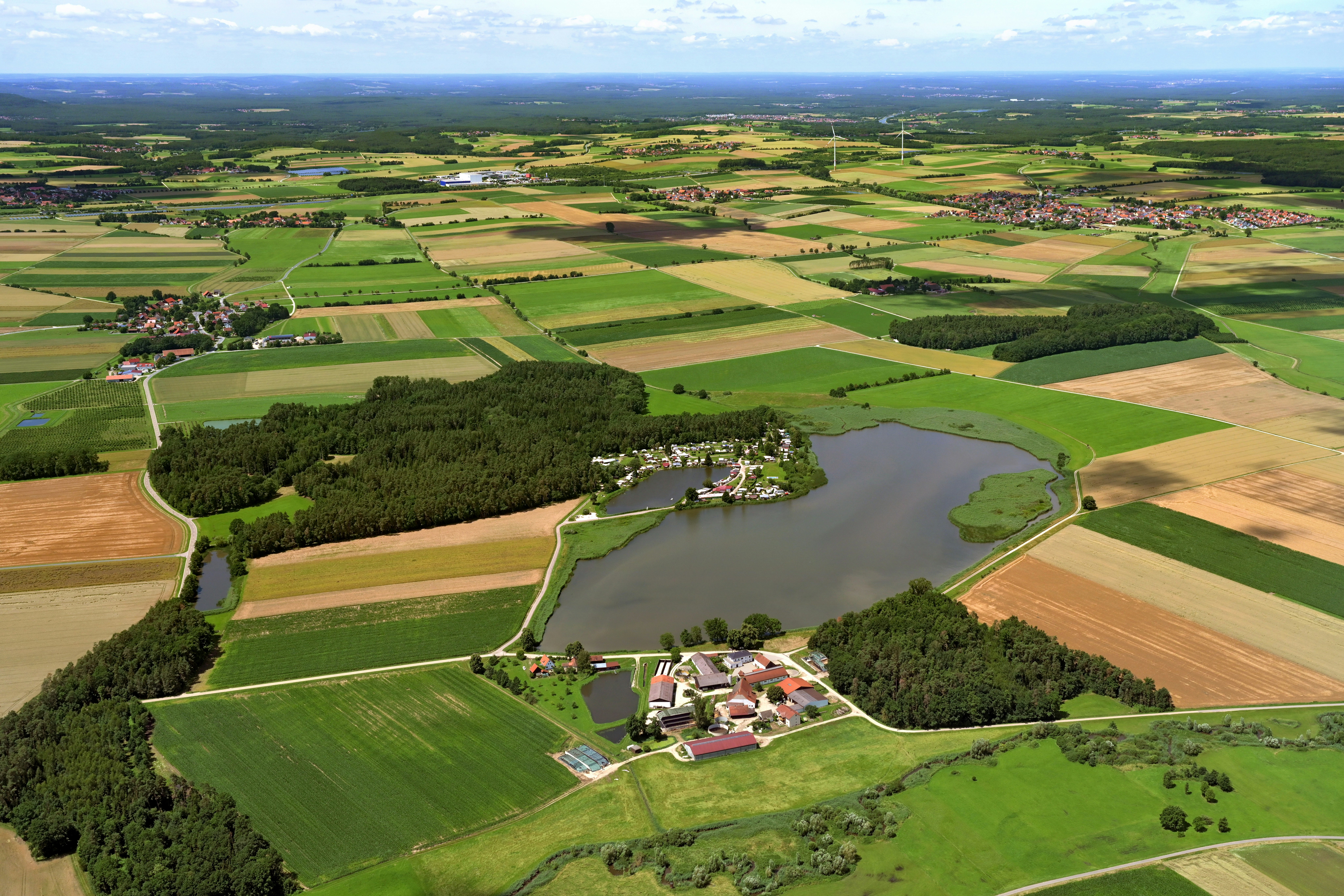 Naturcamp Kauerlach  Campingplatz Kauerlacher Weiher  - Luftaufnahme des Campingplatzes