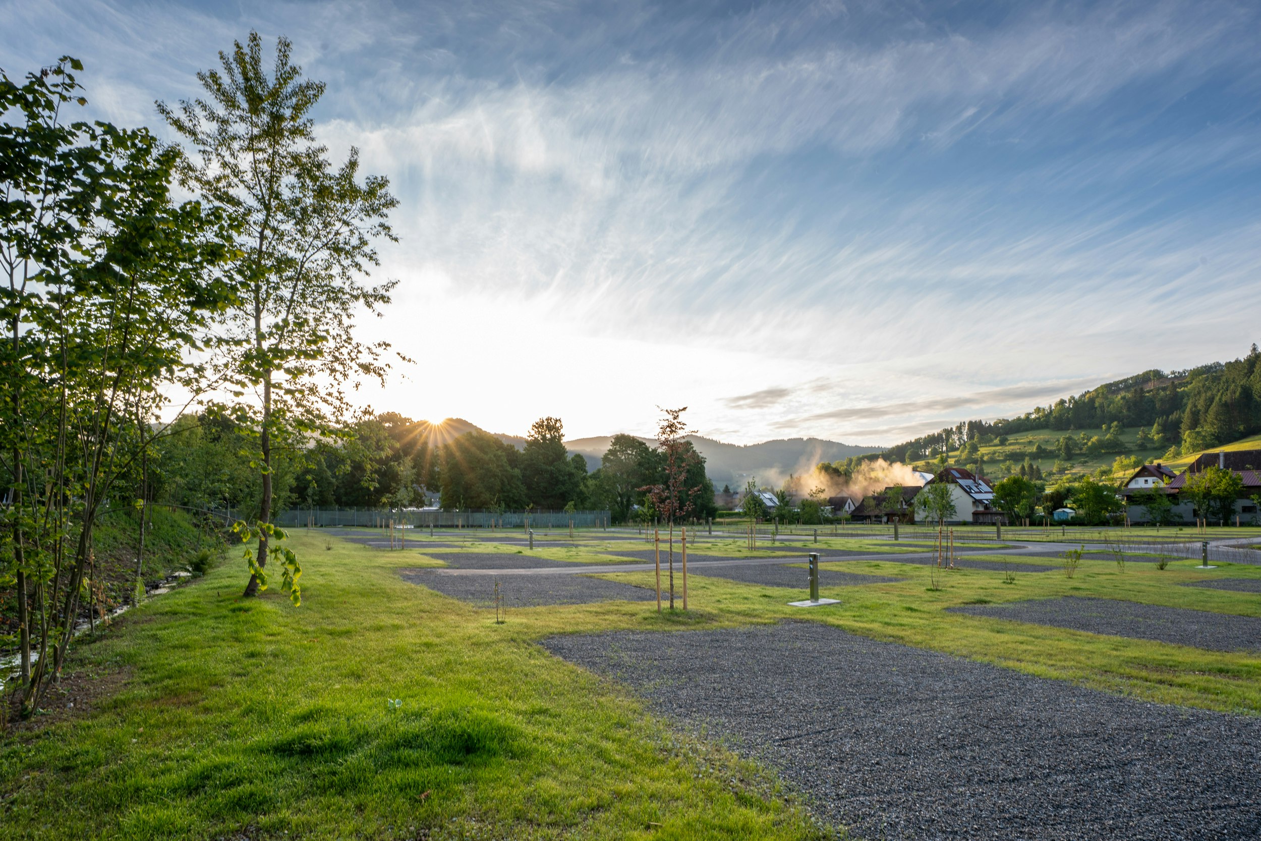 Camping Kinzigtal  Campingplatz Kinzigtal - Blick auf die Standplätze auf der Wiese