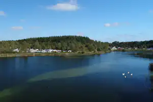 Campingplatz Kransburger See - Blick auf den Campingplatz am See