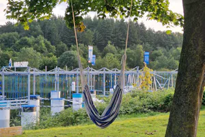 Familien-Camping Kransburger See Lakecamp Kransburger See - Hängematte auf dem Campingplatz