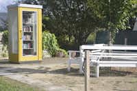 Campingplatz Krautsand am Elbstrand - öffentlicher Bücherschrank auf dem Campingplatz 