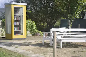 Campingplatz Krautsand am Elbstrand - öffentlicher Bücherschrank auf dem Campingplatz