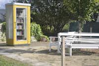 Campingplatz Krautsand am Elbstrand - öffentlicher Bücherschrank auf dem Campingplatz 