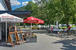 KNAUS Campingpark Bernkastel-Kues - Bistro mit Terrasse auf dem Campingplatz