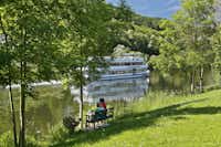 KNAUS Campingpark Bernkastel-Kues - Gäste beim Entspannen am Ufer des Flusses