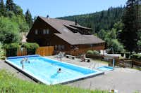 Campingplatz Langenwald - Gäste liegen am Pool in der Sonne