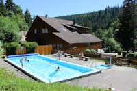 Campingplatz Langenwald - Gäste liegen am Pool in der Sonne