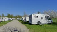 Campingplatz Lanzer See - Komfortstellplätze für Wohnmobile am Feld auf der Wiese des Campingplatzes