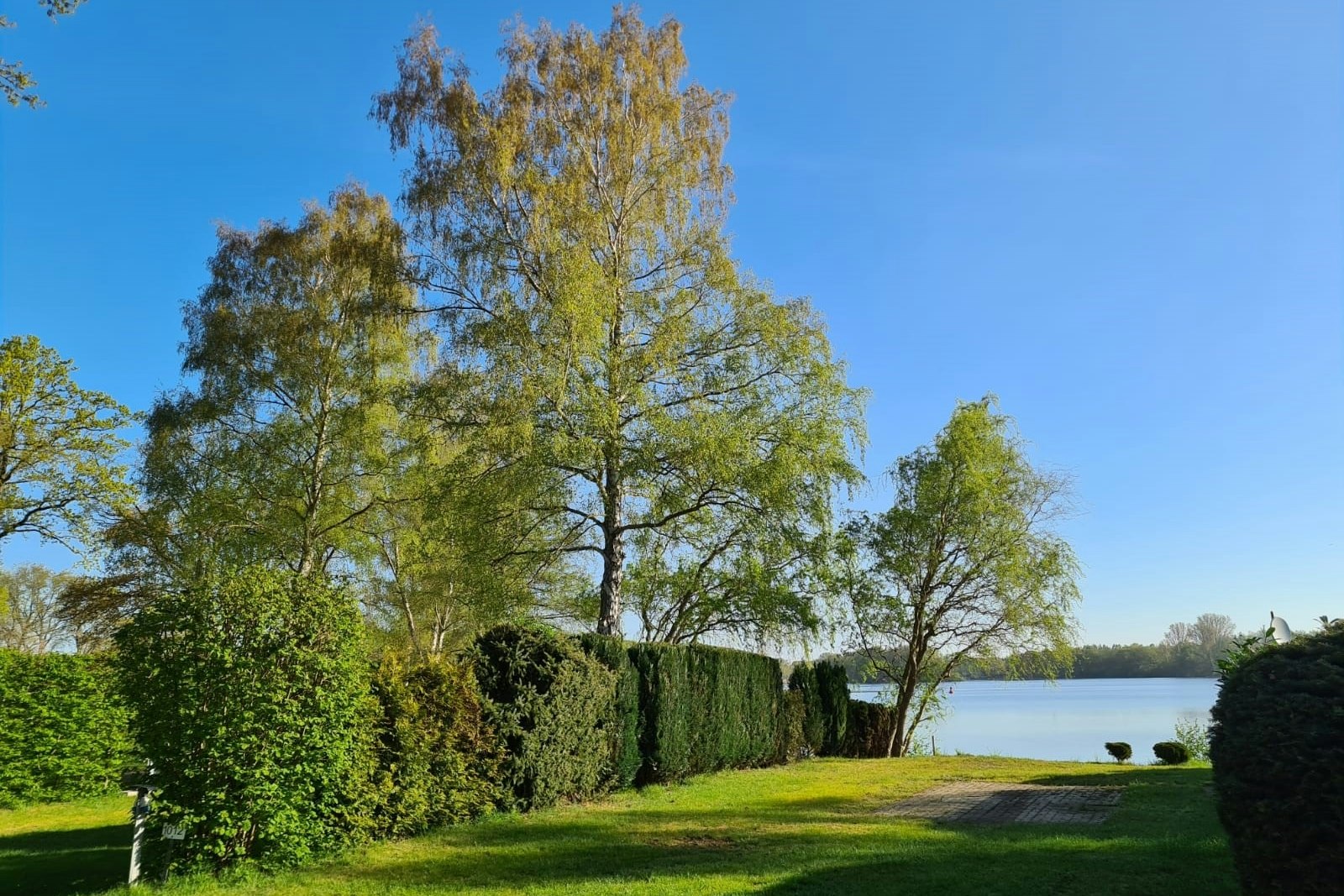 Campingplatz Lanzer See - Standplatz im Grünen mit Seeblick