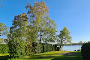 Campingplatz Lanzer See - Standplatz im Grünen mit Seeblick