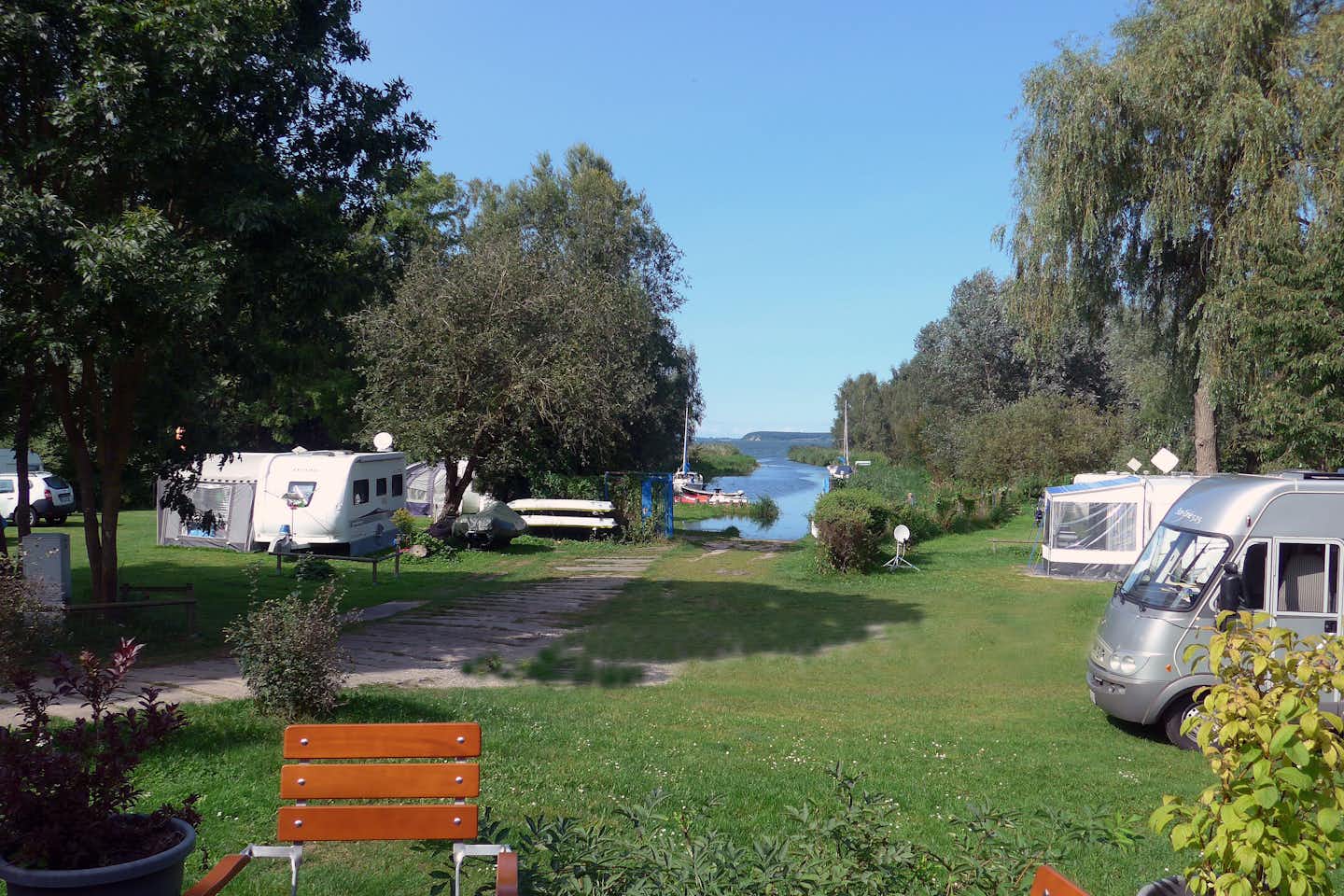 Campingplatz Lassan - Stellplätze im Grünen direkt am See auf dem Campingplatz