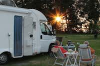 Campingplatz Loissin - Camperpaar vor ihrem Wohnwagen in der Abendsonne