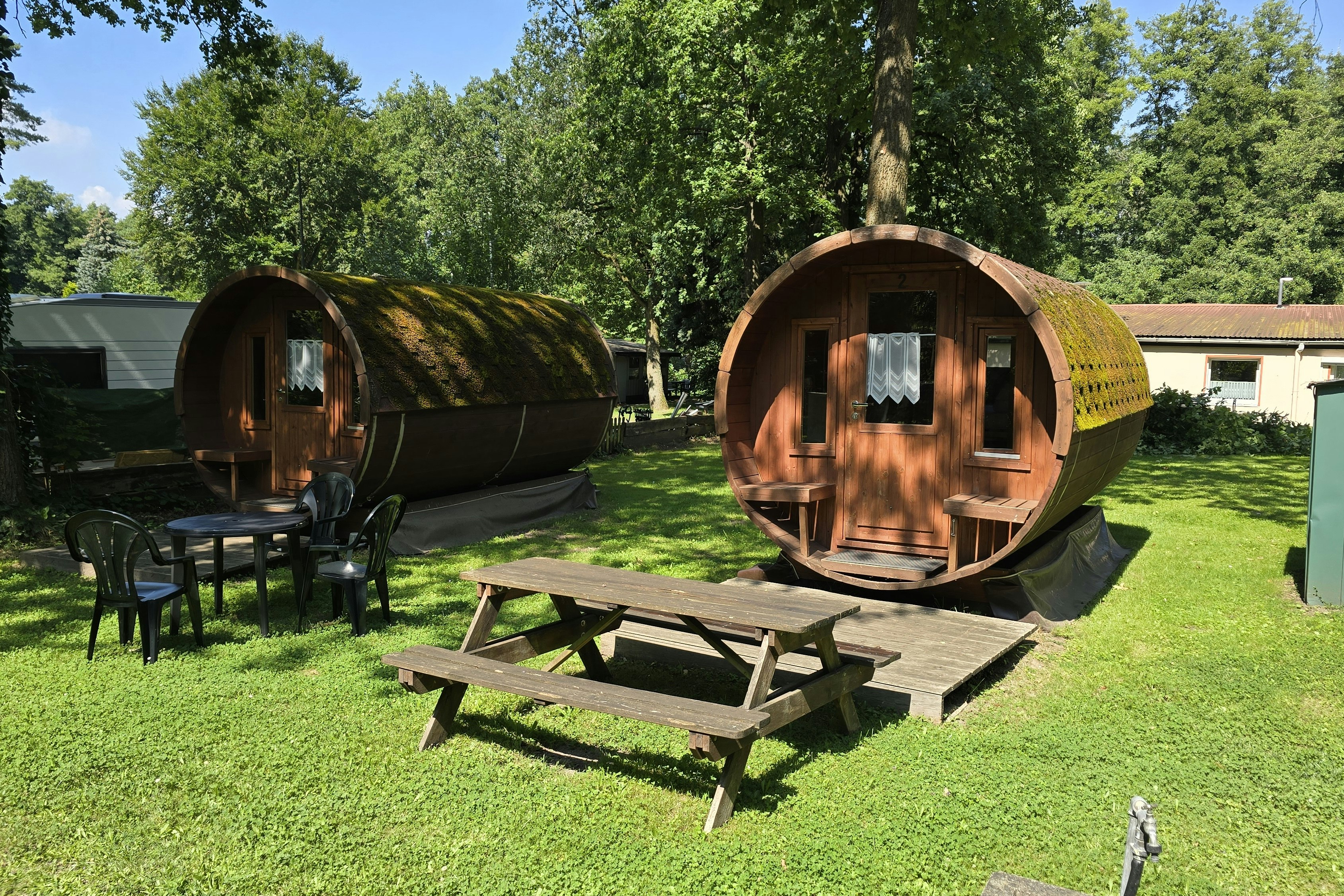 Camping Loosteich - Außenansicht Campingfässer auf dem Campingplatz