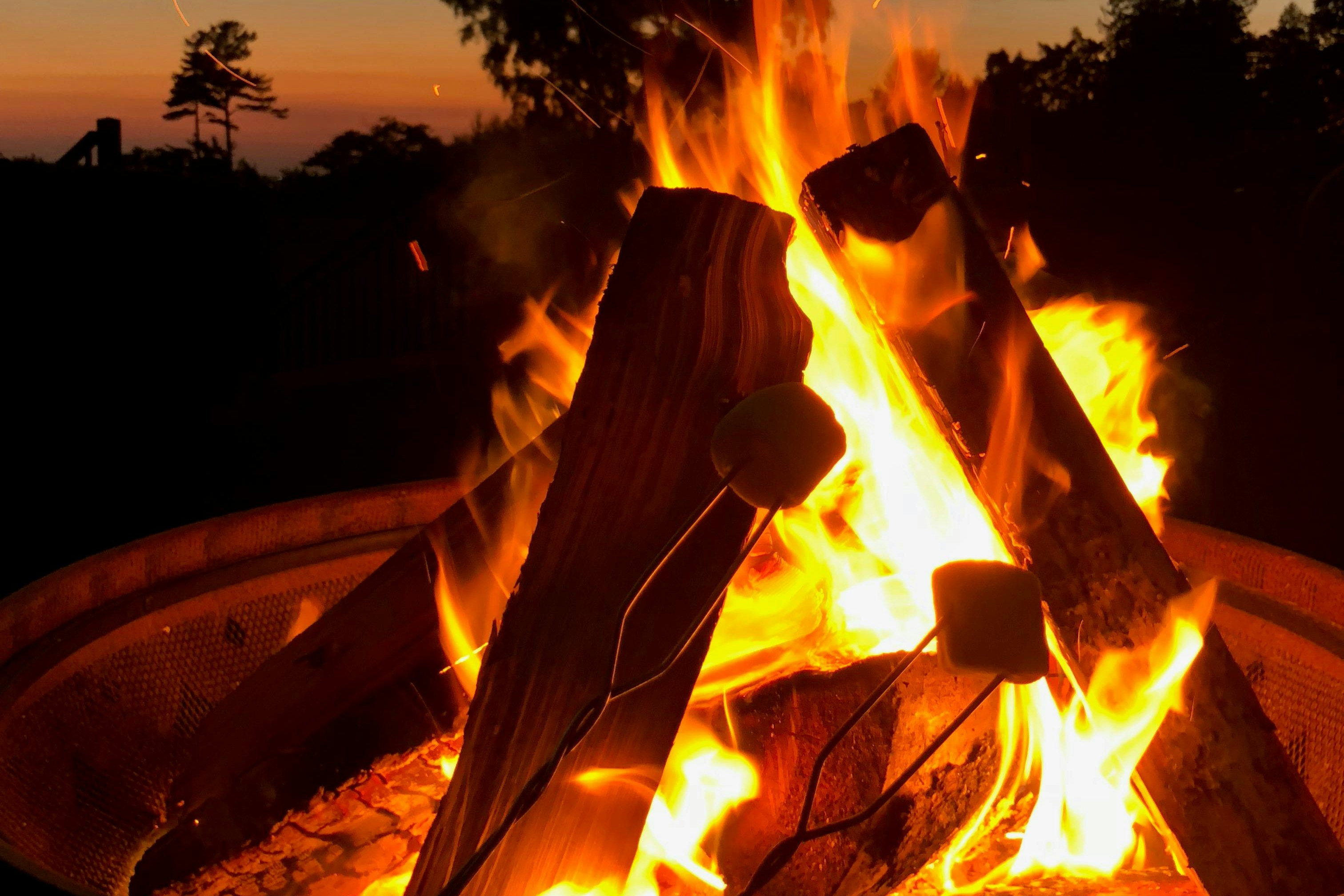 Campingplatz Maiburg - Feuerstelle mit gerösteten Marshmallows am Abend