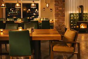 Campingplatz Maiburg - Restaurant mit Kamin und gemütlicher Einrichtung