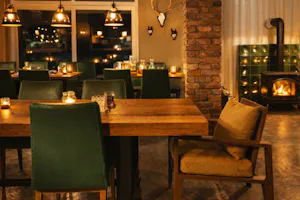 Campingplatz Maiburg - Restaurant mit Kamin und gemütlicher Einrichtung