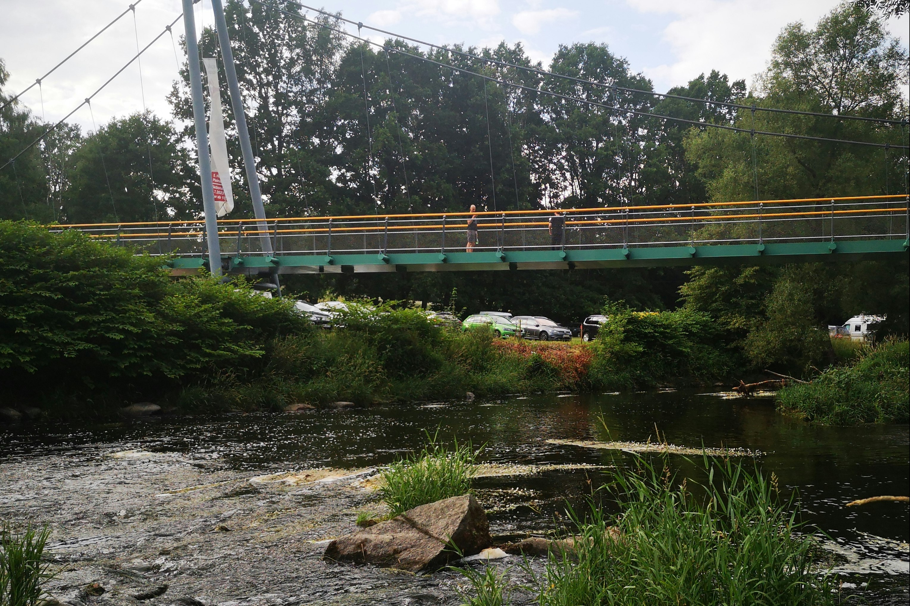 Campingplatz MiO - Brücke über dem Fluss am Campingplatz