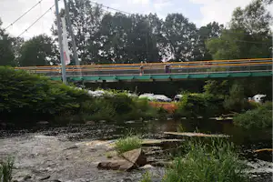 Campingplatz MiO - Brücke über dem Fluss am Campingplatz