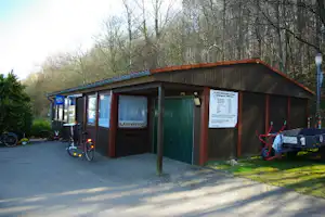 Campingplatz Möltenort - Holzgebäude des Campingplatzes