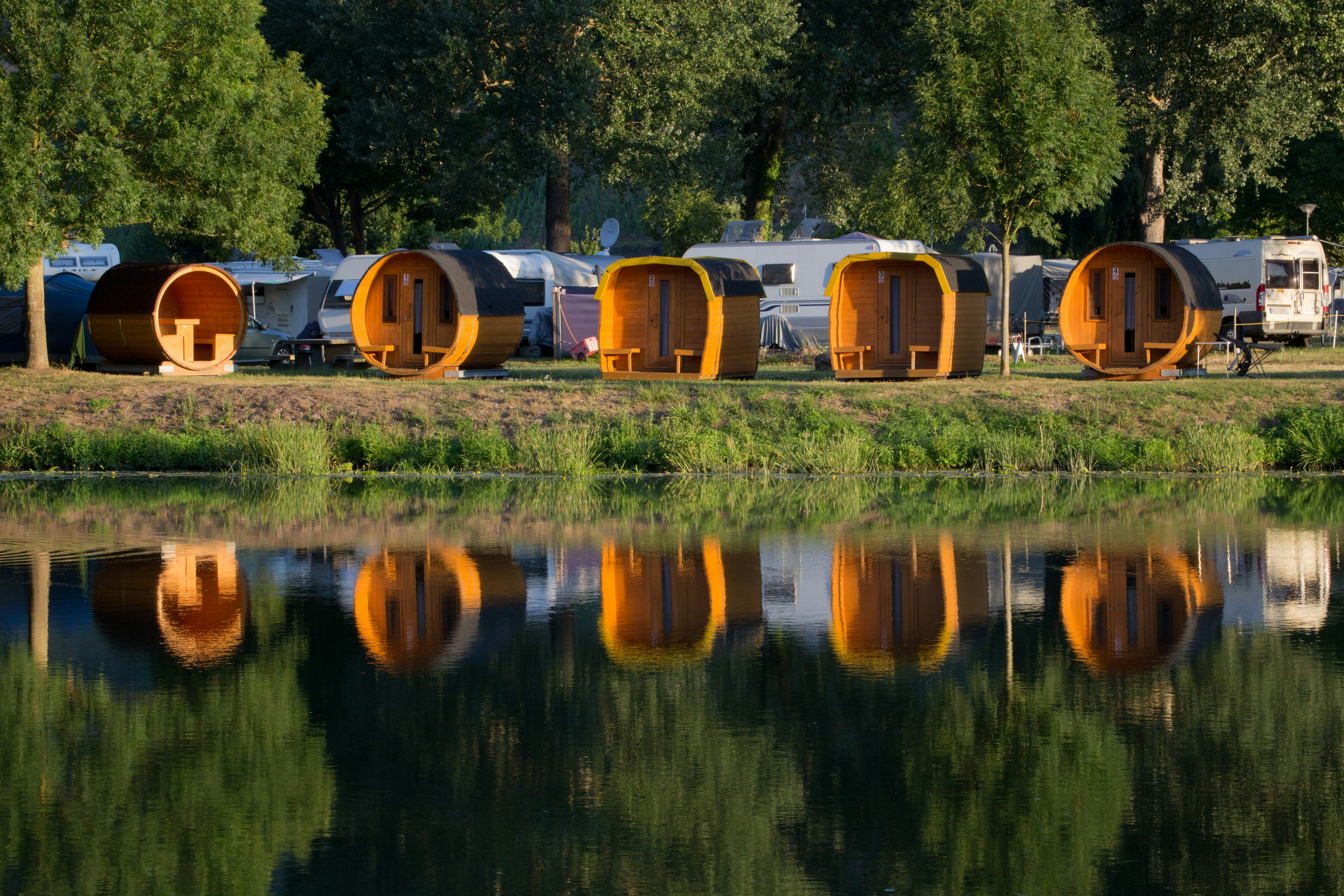 Mosel Islands Camping - Schlaffässer auf dem Campingplatz